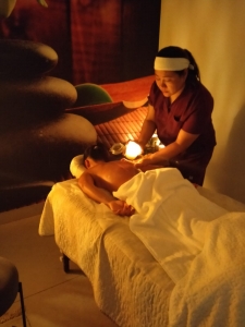 masaż świecą aromatyczną